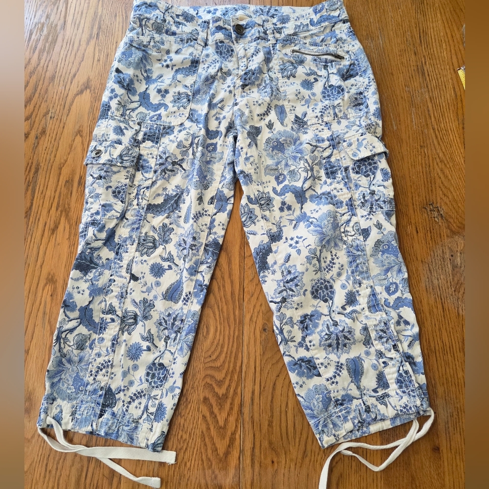 Faded Glory Blue and White Floral Capri Pants. FFCP